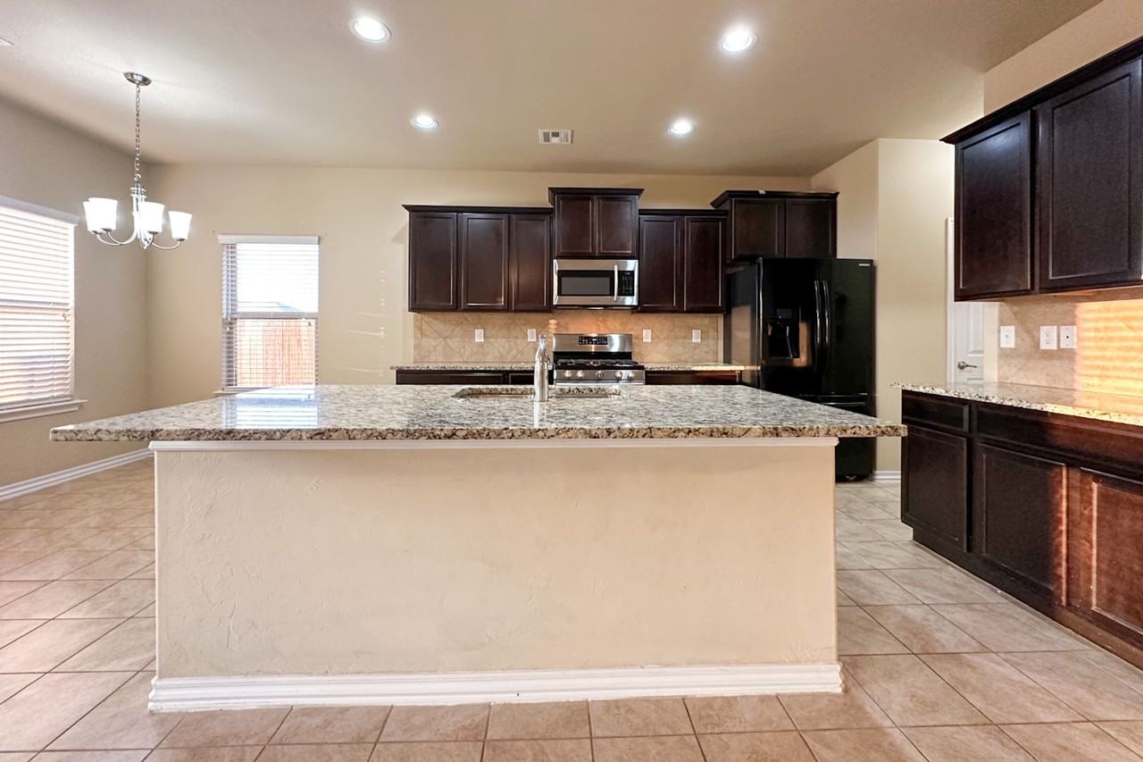 2409 Rosa Cir - Photo 7 of 35