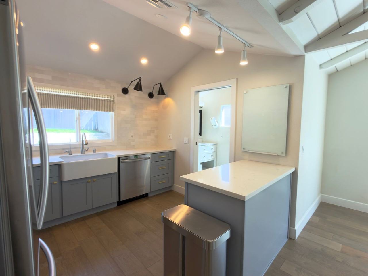 247 N Citrus Ave - Photo 7 of 25