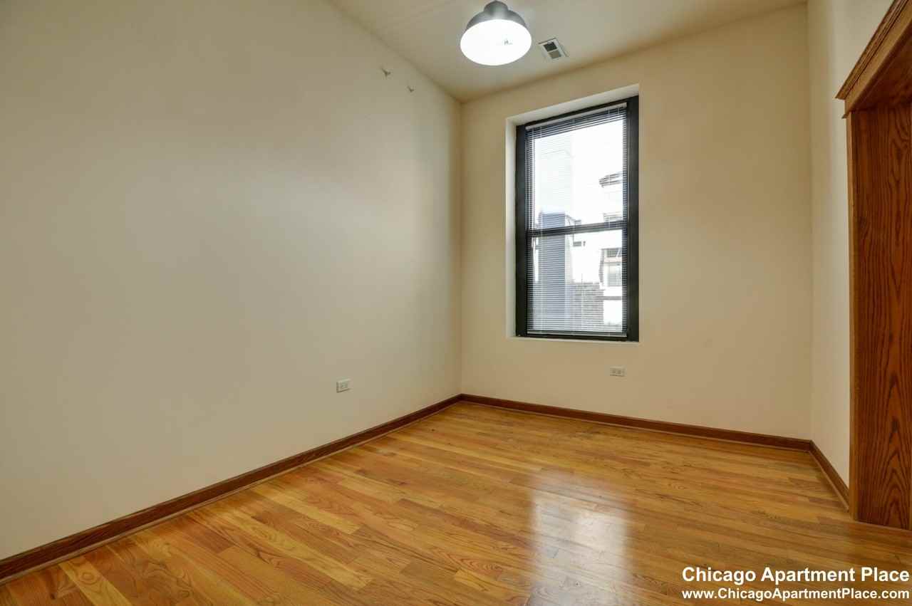 123 N Jefferson St #4R - Photo 6 of 10