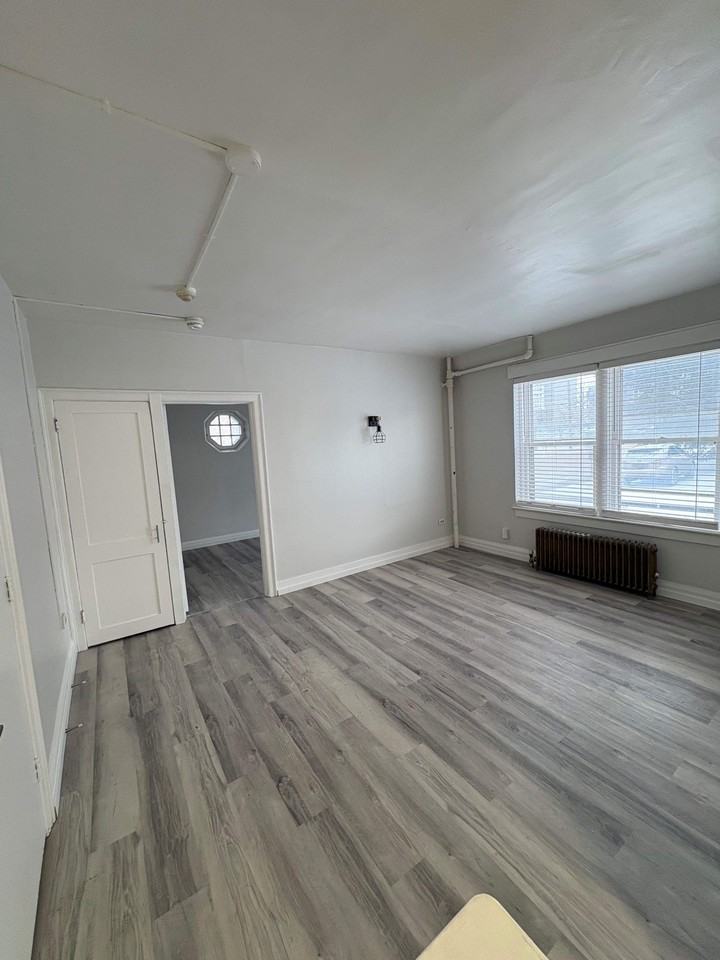 model - 2105 Cornwall - Photo 4 of 19