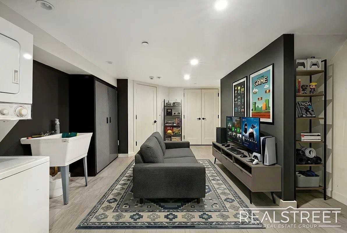 183 Moffat St #1 - Photo 4 of 16