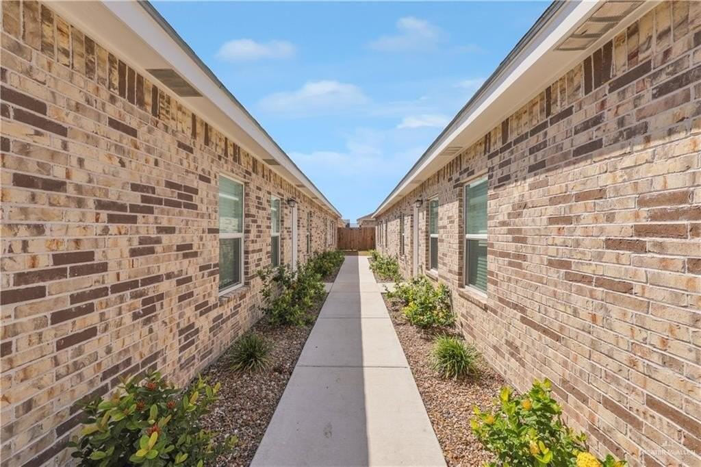 909 W La Pointe Ave Apt 2 - Photo 3 of 18