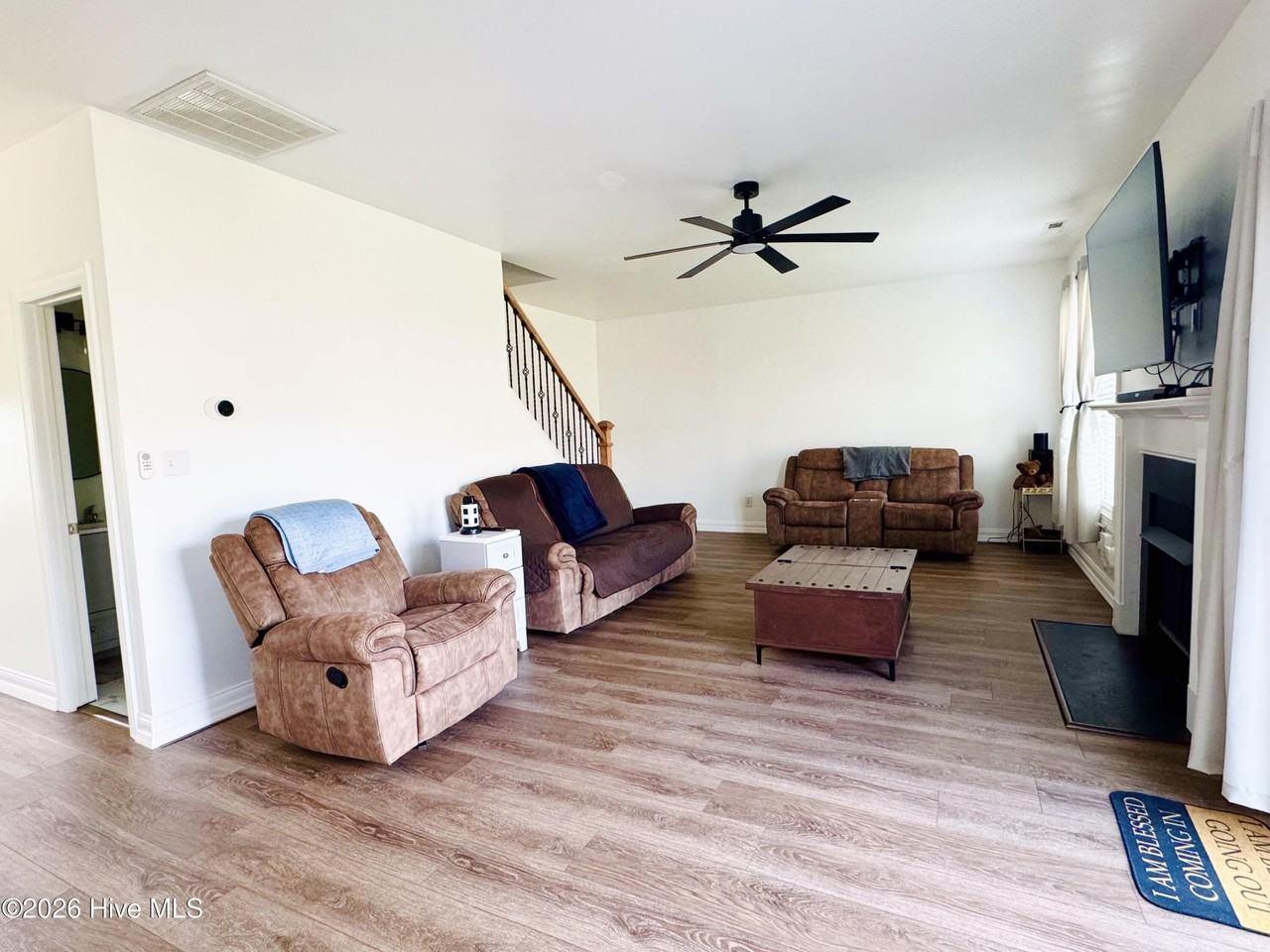 114 Cavalier Dr - Photo 7 of 16