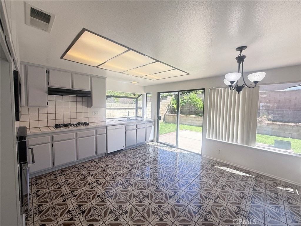 46 Christamon W - Photo 3 of 11