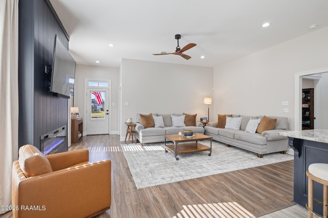 901 Russo St - Photo 4 of 22