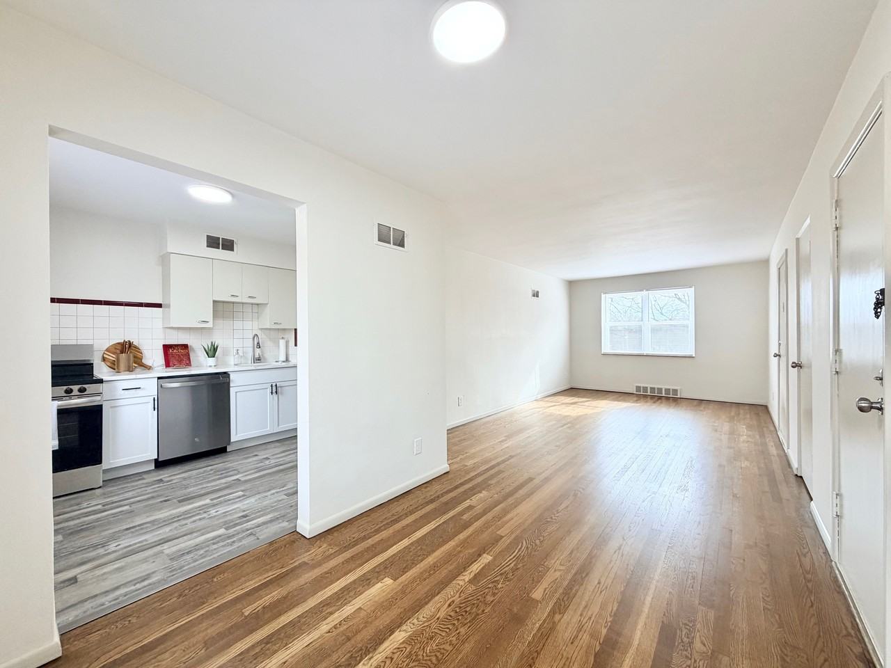 7176 Jamieson Avenue #1E - Photo 4 of 8