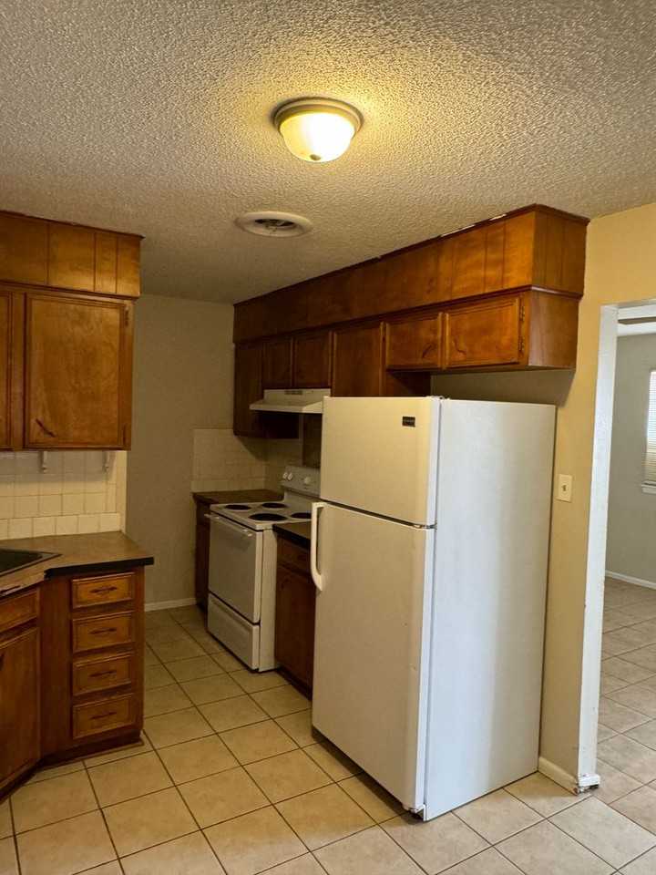 423 E Clinton St - Photo 2 of 12