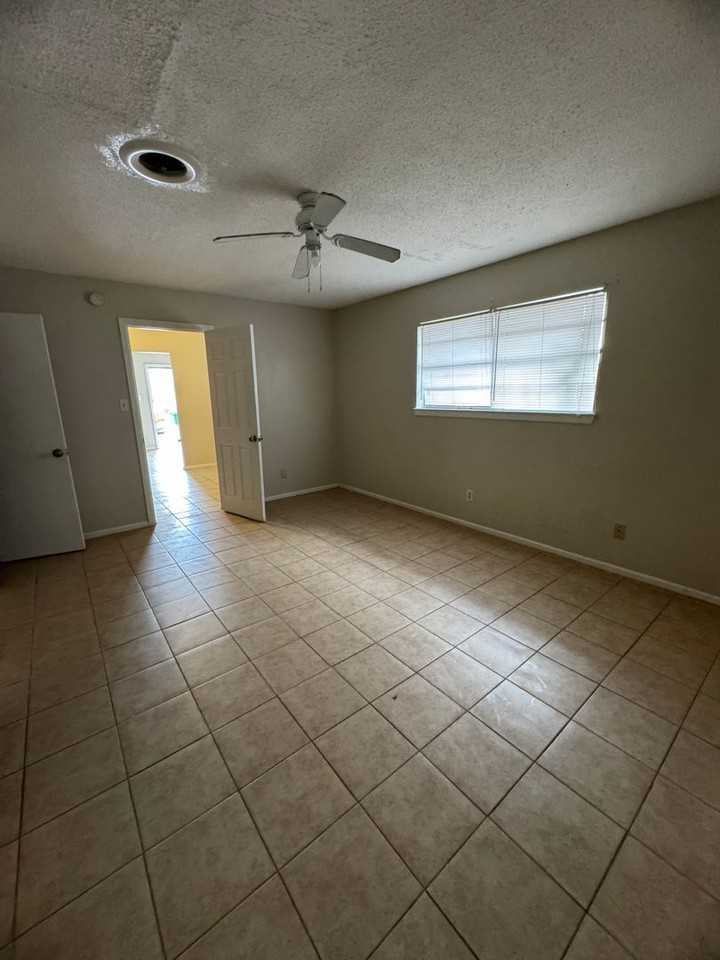 423 E Clinton St - Photo 4 of 12