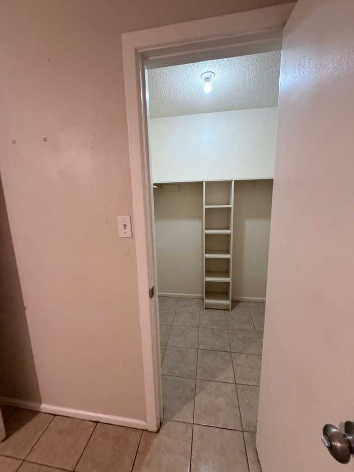 423 E Clinton St - Photo 6 of 12