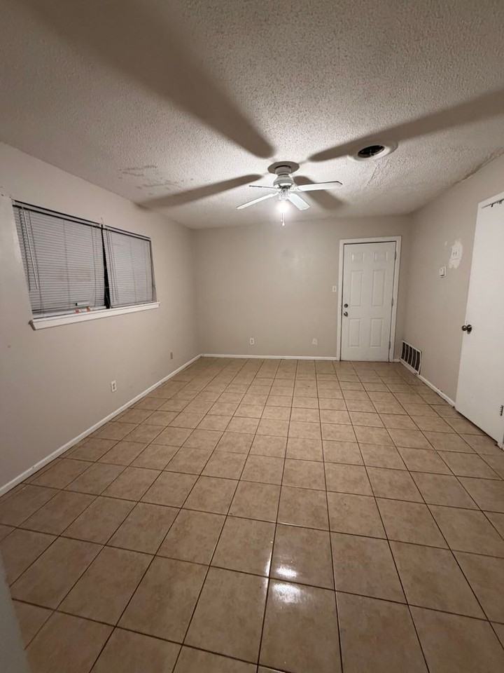 423 E Clinton St - Photo 7 of 12