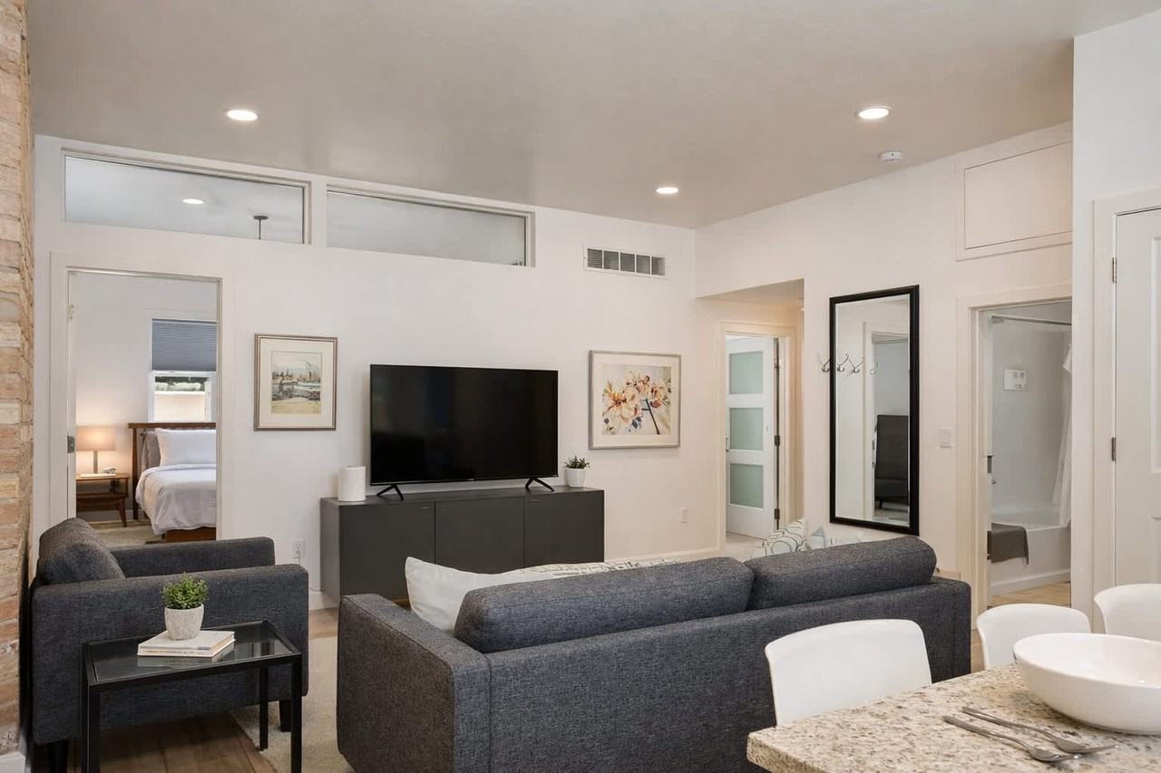 125 W Wisconsin Ave #1318207P - Photo 2 of 14