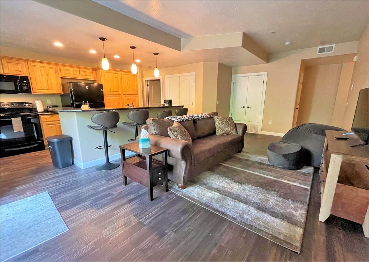 606 W South Temple St #1389259P - Photo 2 of 29