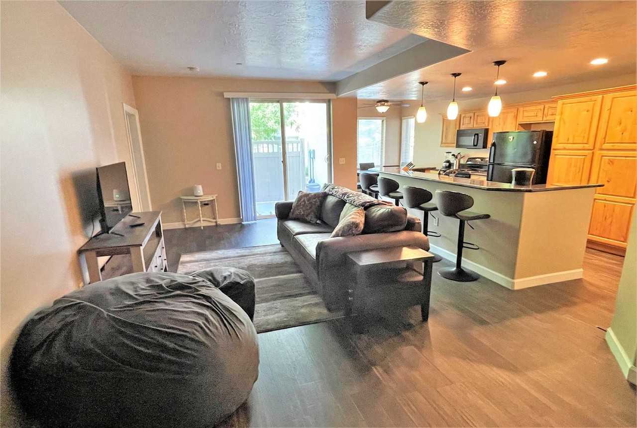 606 W South Temple St #1389259P - Photo 3 of 29