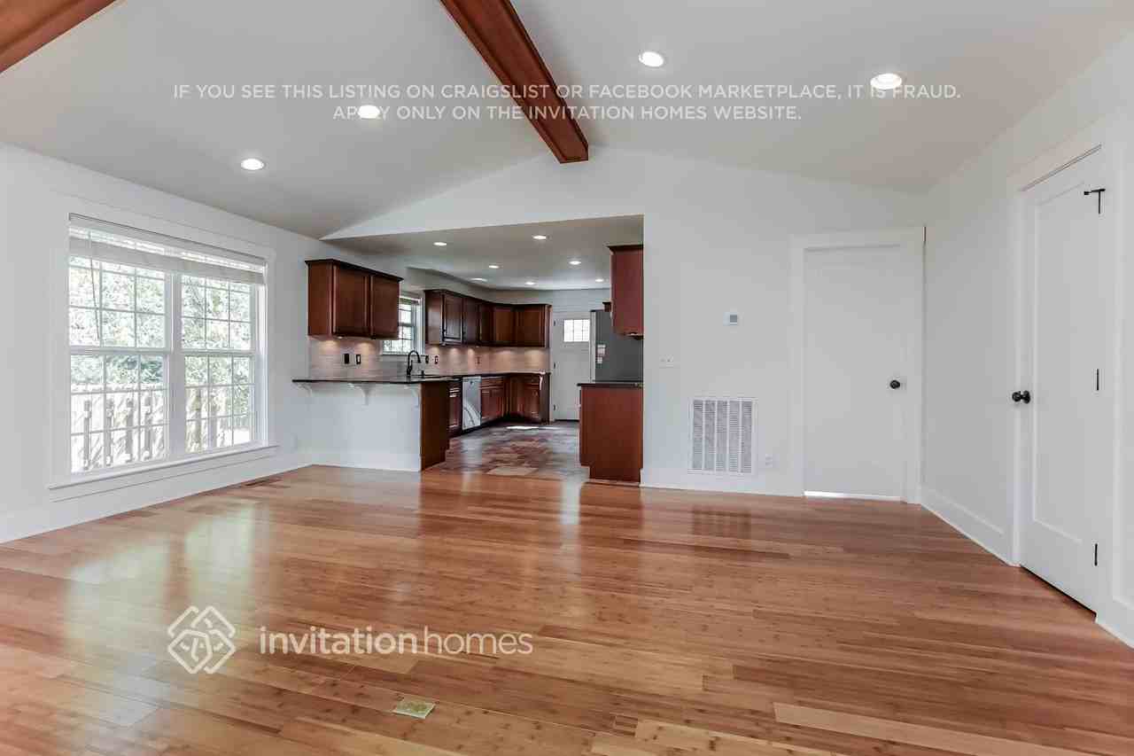 609 Eastview Cir - Photo 3 of 13