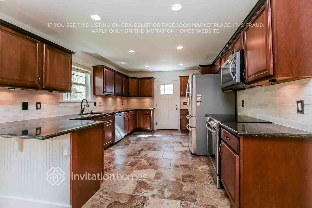 609 Eastview Cir - Photo 4 of 13