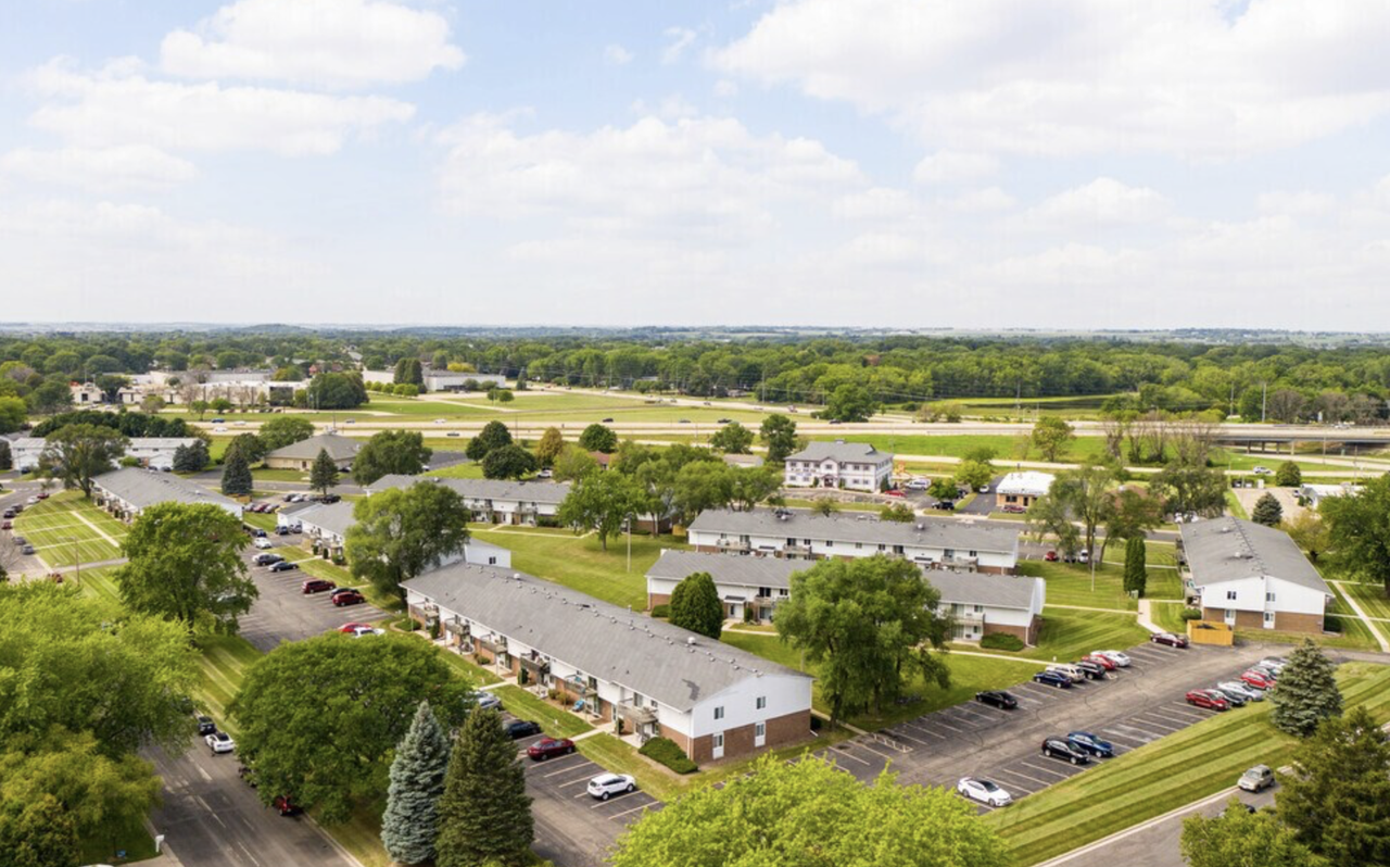 Canterbury Court Apartments - Photo 3 of 8