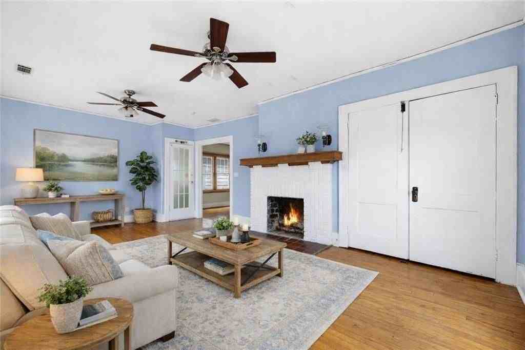 114 E Maple St - Photo 3 of 20