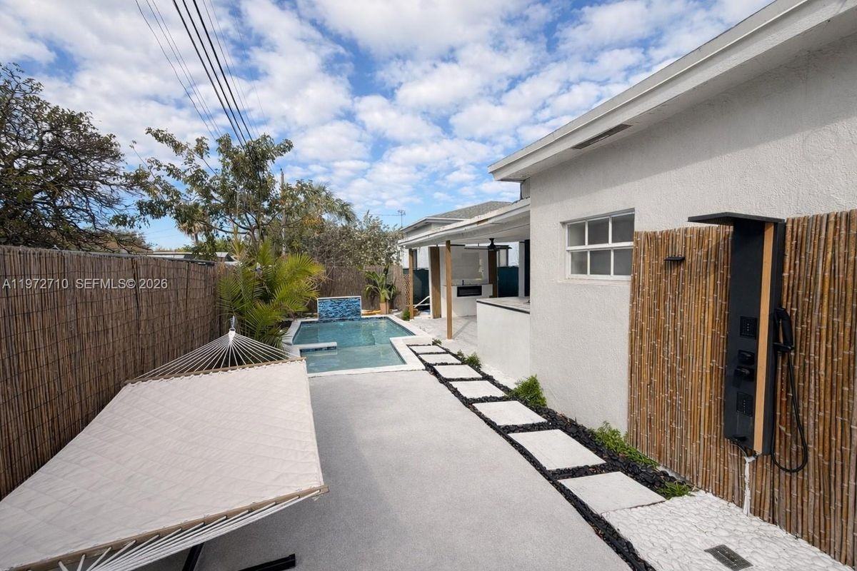 2804 Nw 7th Ave - Photo 2 of 10