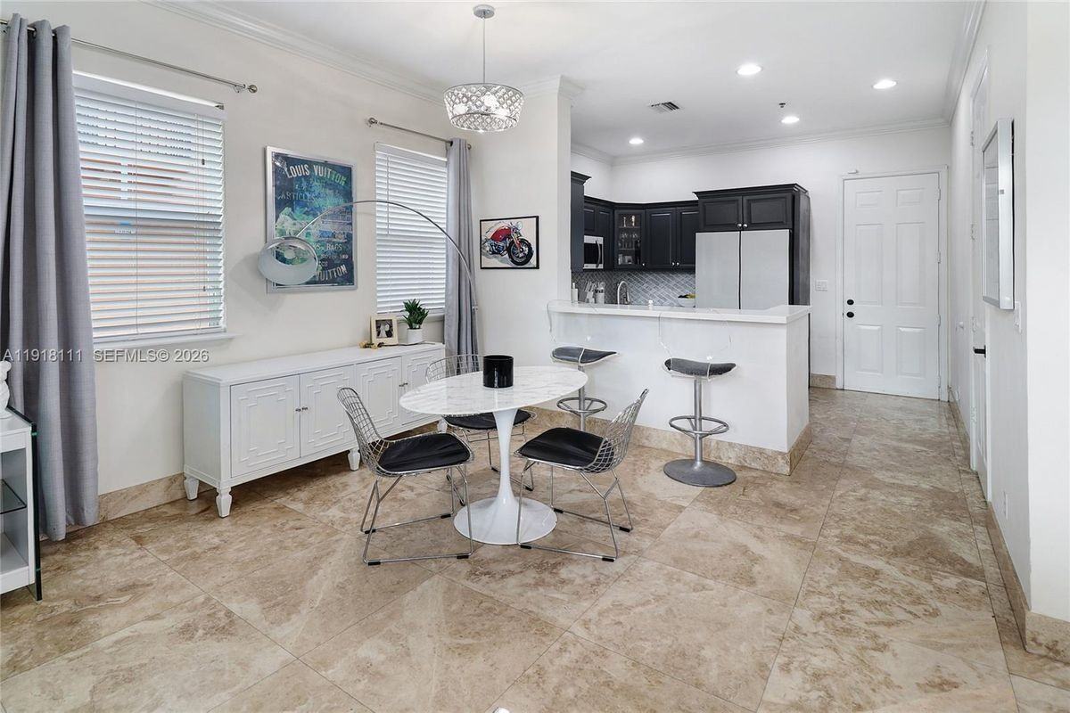 601 Ne 11th St - Photo 5 of 9