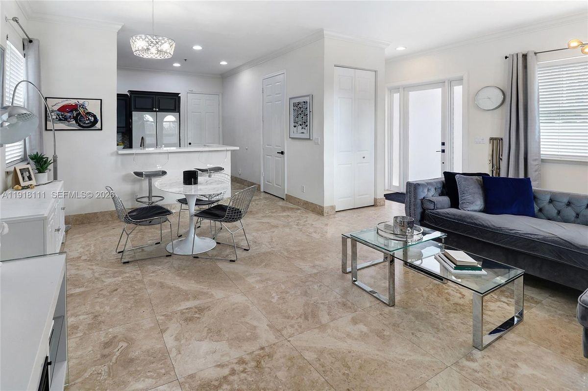 601 Ne 11th St - Photo 6 of 9