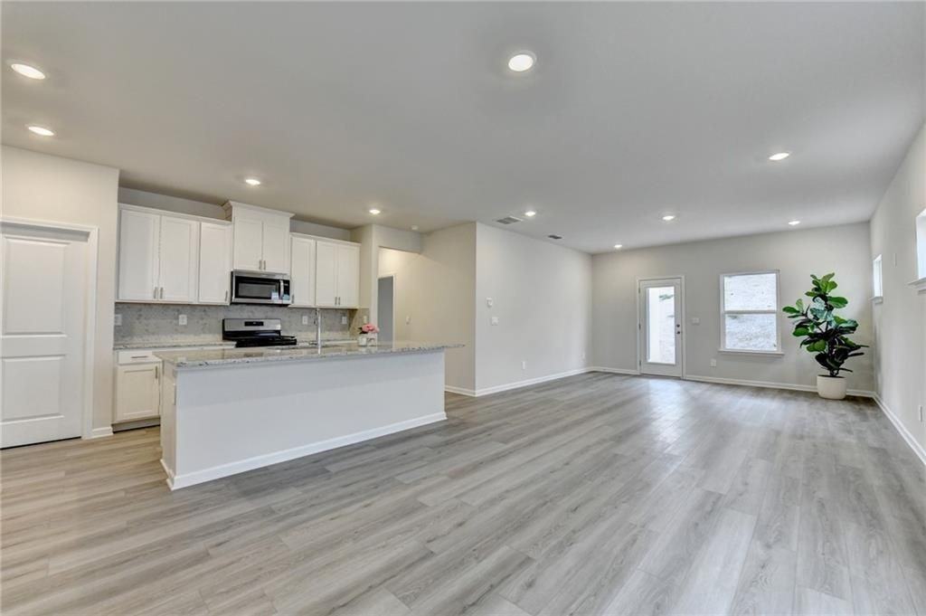 2357 Whitworth St - Photo 5 of 50