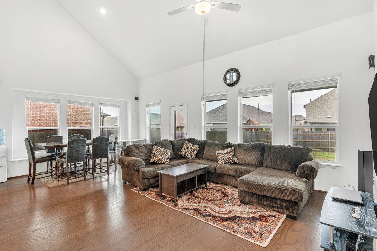 133 Lenera Dr - Photo 4 of 32