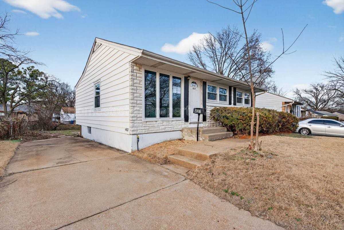 437 Lancashire Rd - Photo 2 of 10