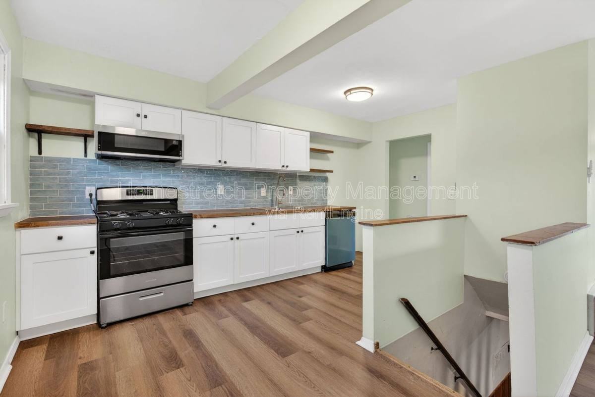 437 Lancashire Rd - Photo 3 of 10
