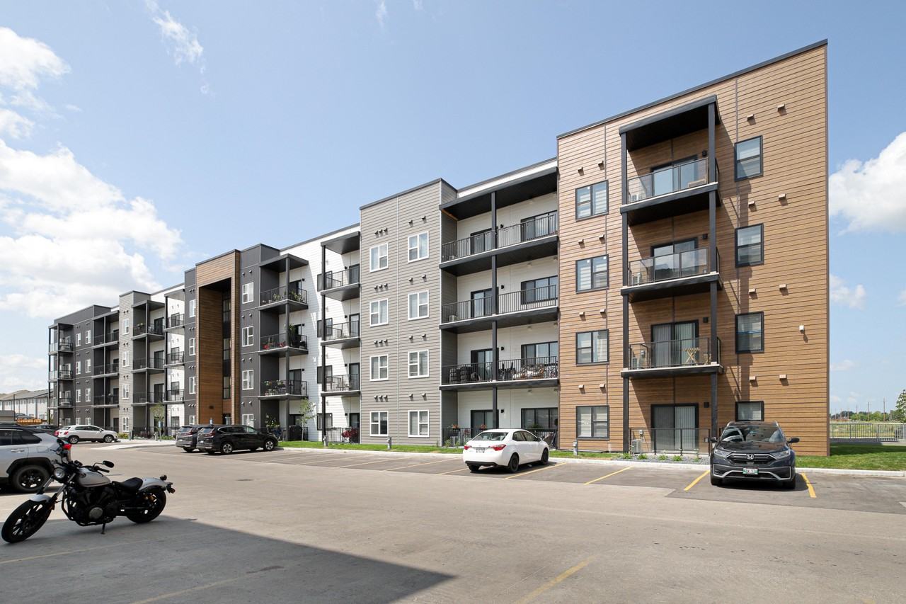 Sol at Aurora - Photo 4 of 44