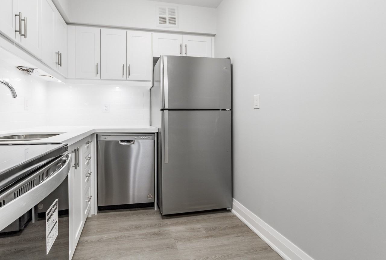 45 Charlton Avenue West - Photo 4 of 7