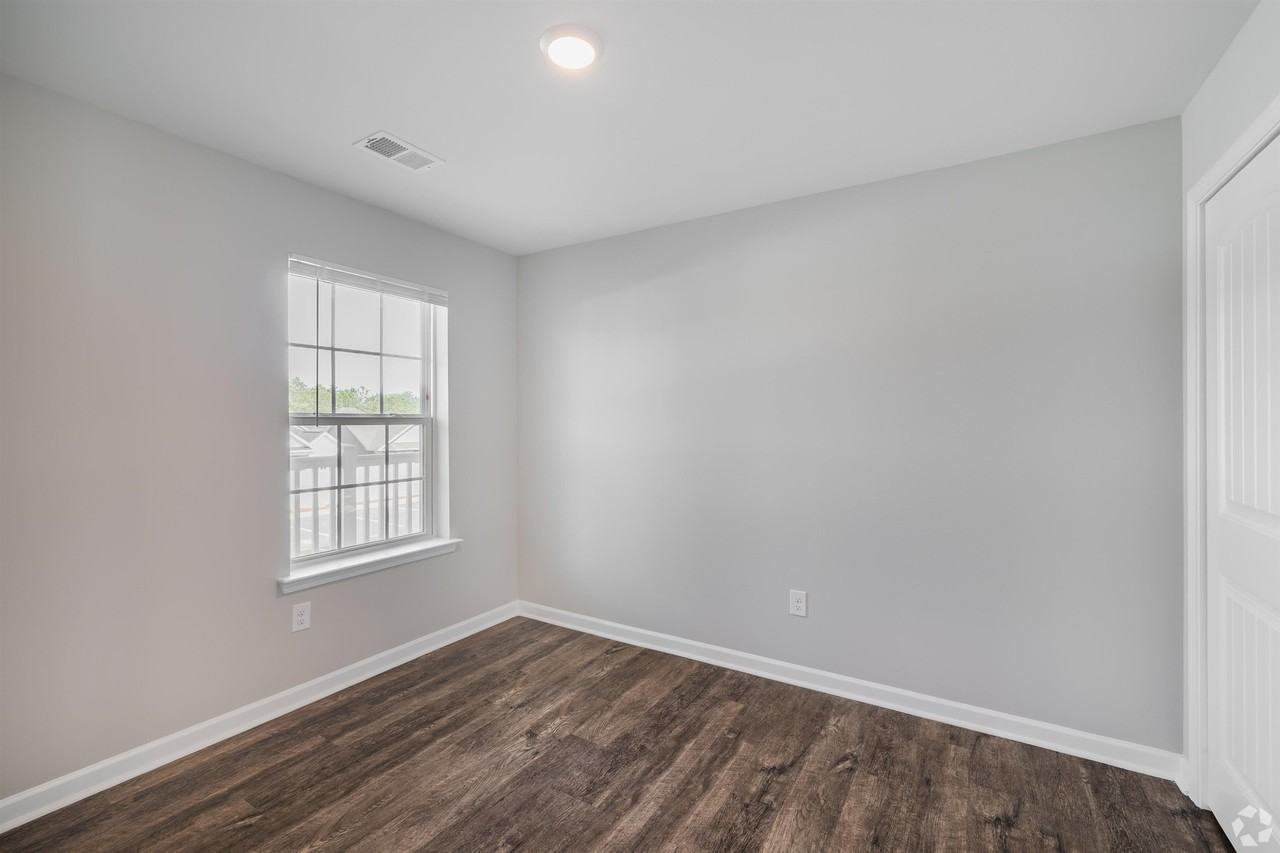 755 Charter Dr - Photo 3 of 8