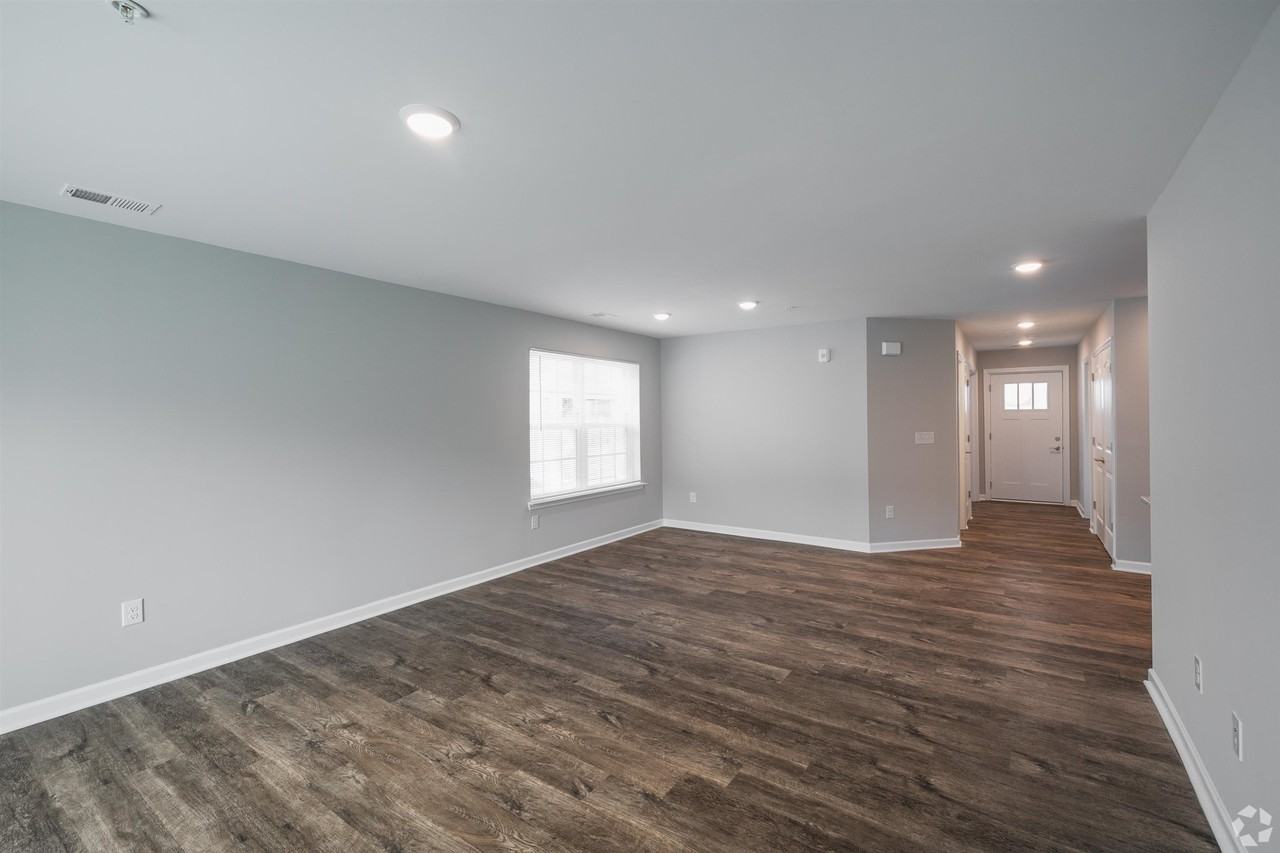 755 Charter Dr - Photo 6 of 8