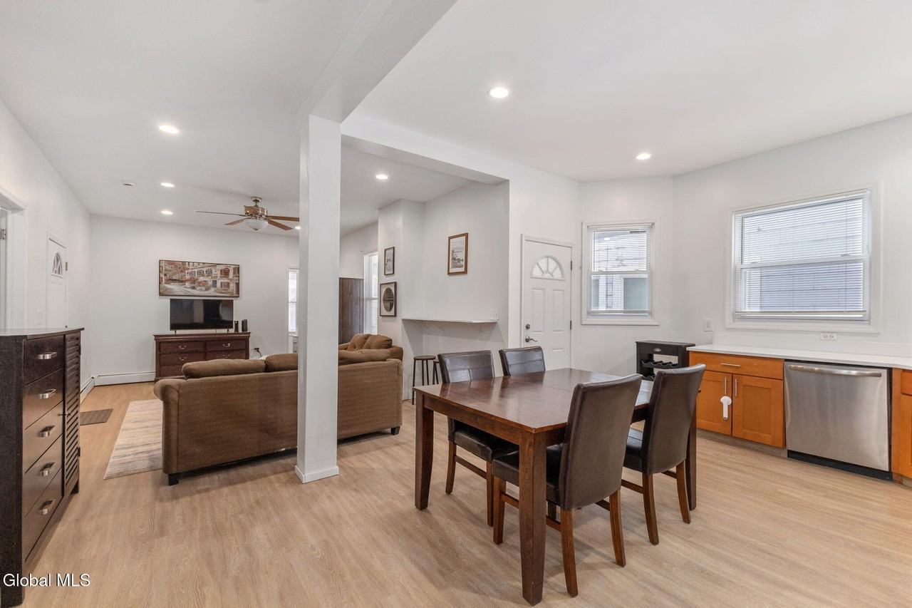 2210 15th St - Photo 4 of 34