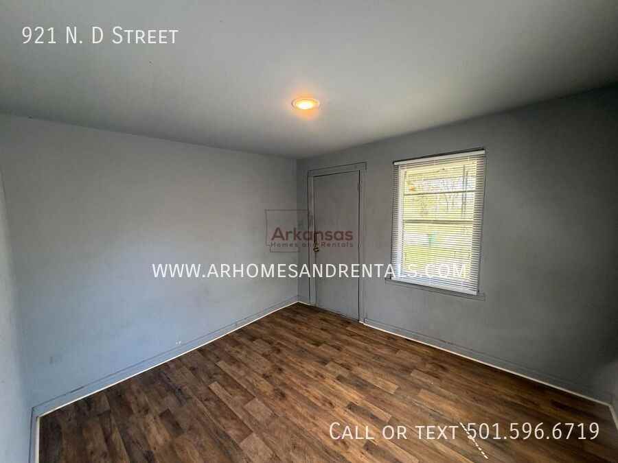 921 N D St - Photo 2 of 9