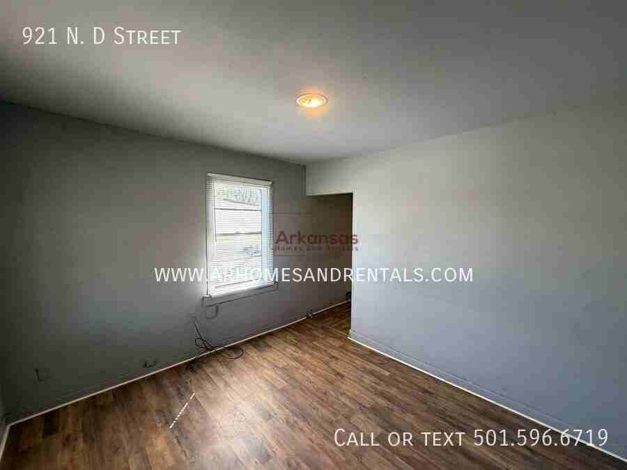 921 N D St - Photo 3 of 9