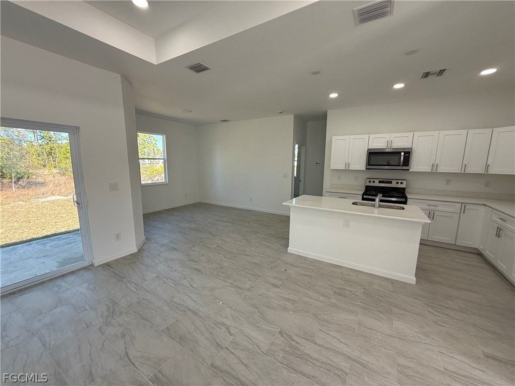 1115 Cove St E - Photo 3 of 25