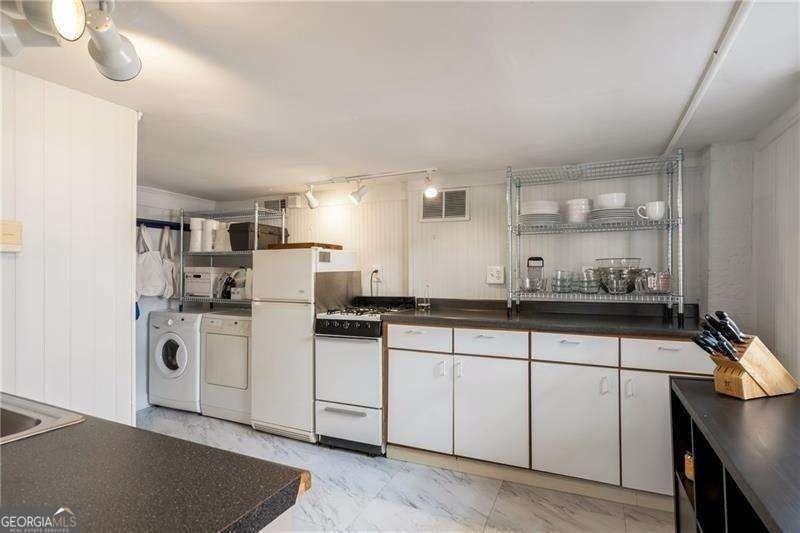 861 Charles Allen Dr Ne Apt D - Photo 4 of 10