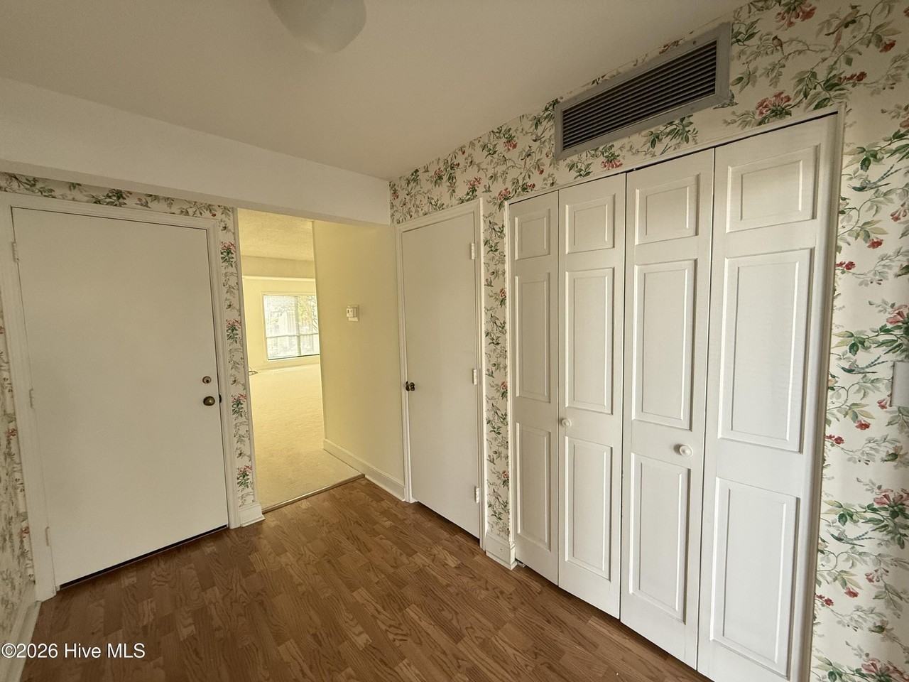 155 Beaufort Ct - Photo 2 of 21