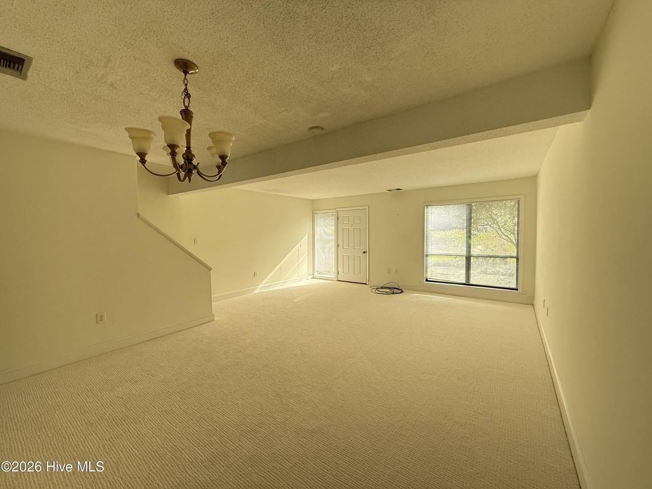 155 Beaufort Ct - Photo 4 of 21
