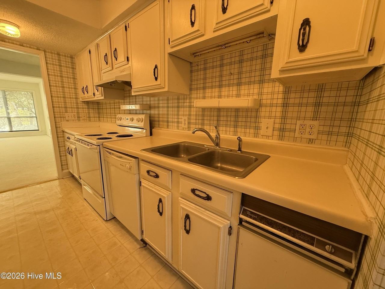 155 Beaufort Ct - Photo 7 of 21