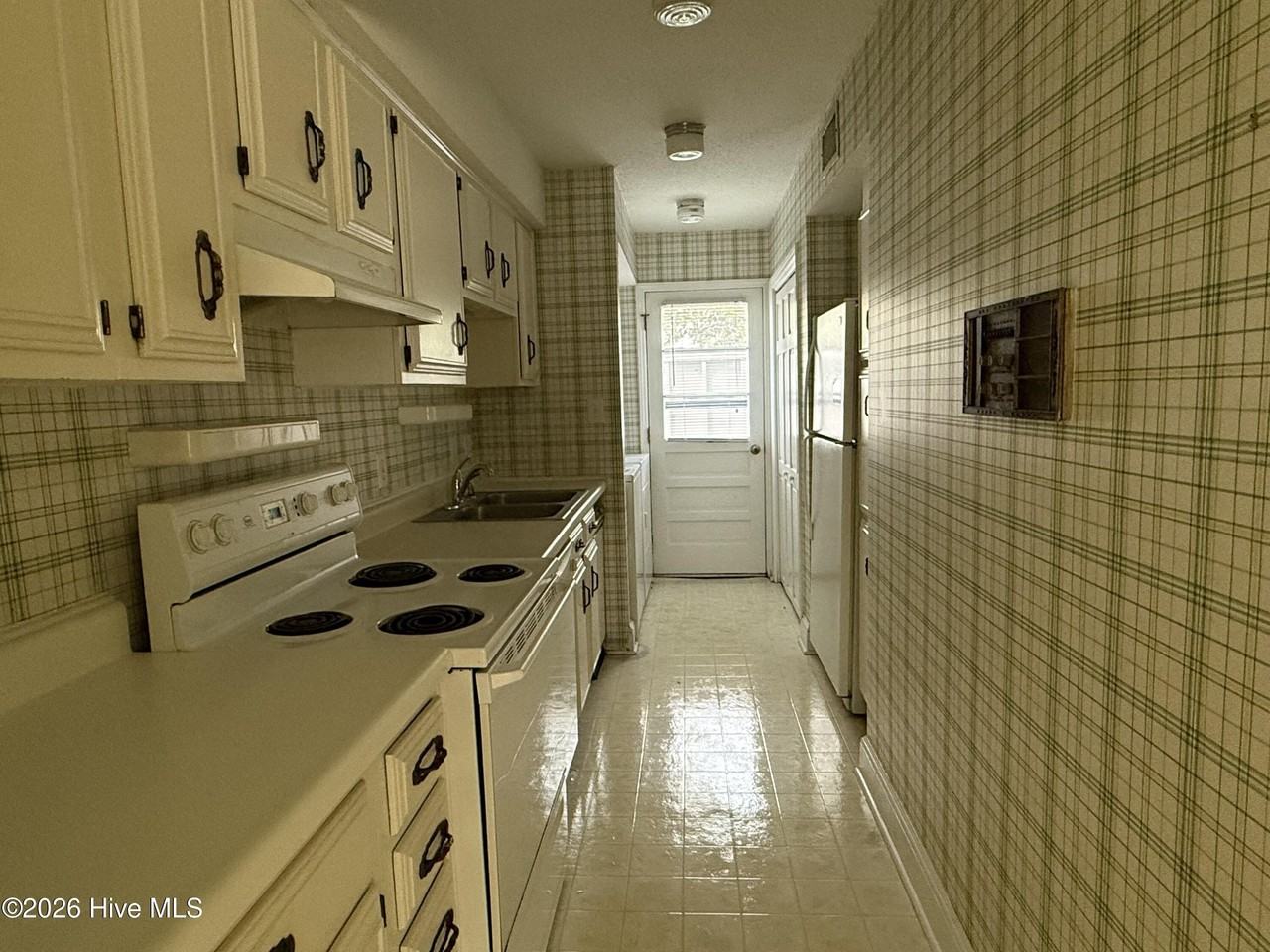 155 Beaufort Ct - Photo 6 of 21