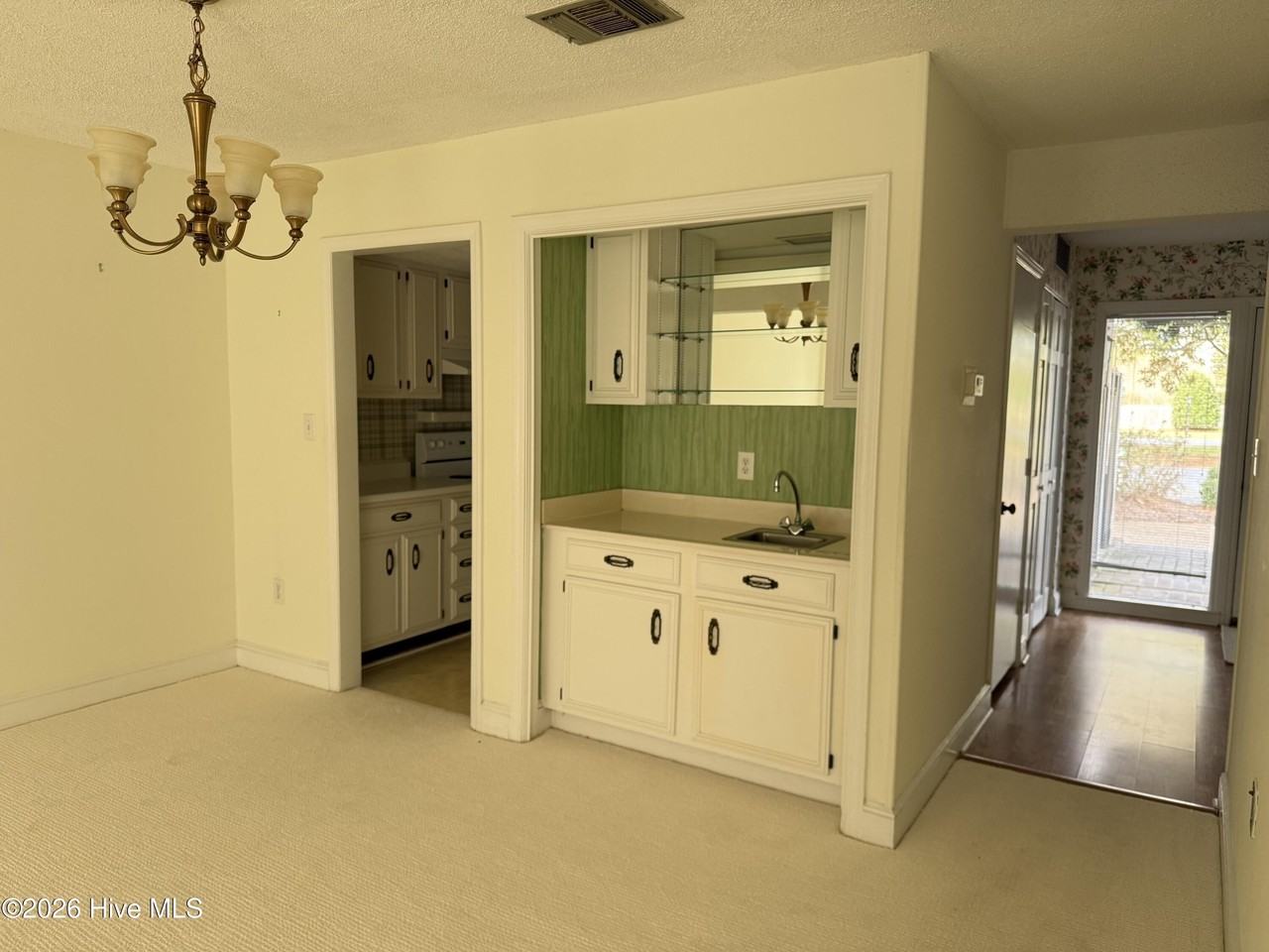 155 Beaufort Ct - Photo 5 of 21