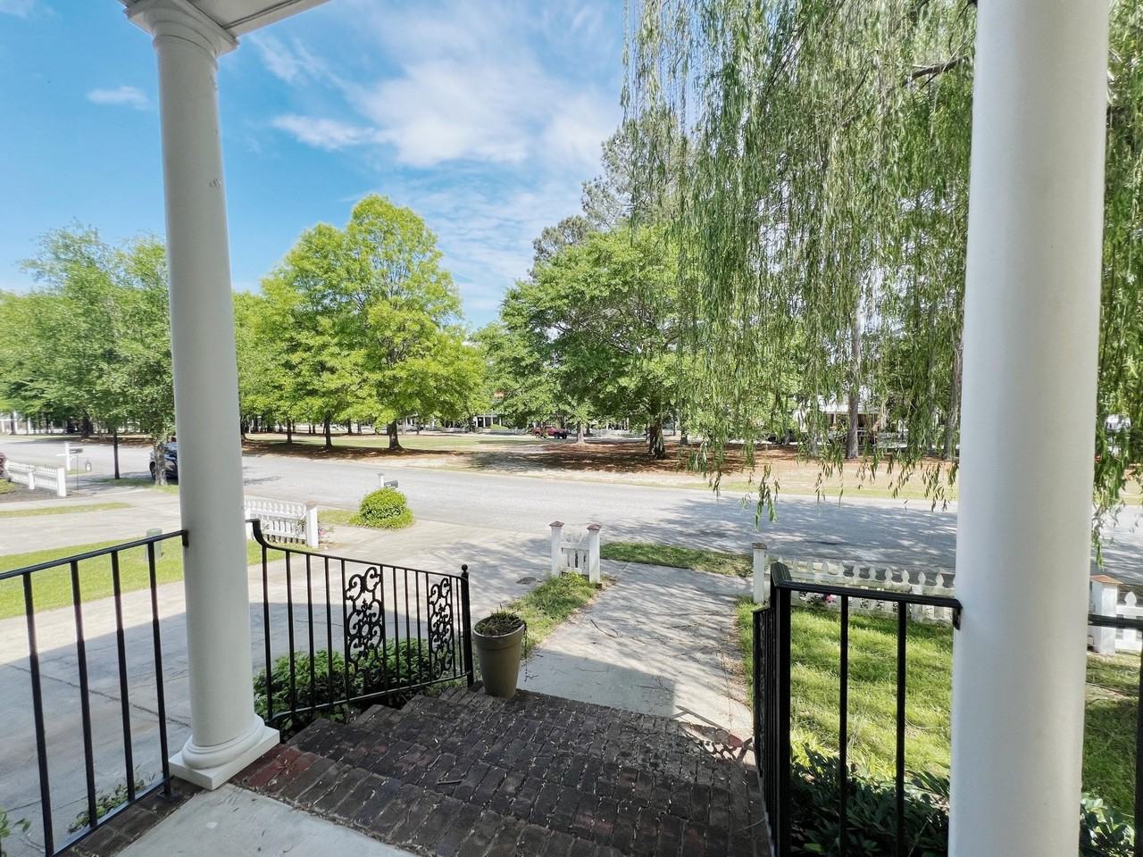 933 Mitchell Ln - Photo 3 of 30