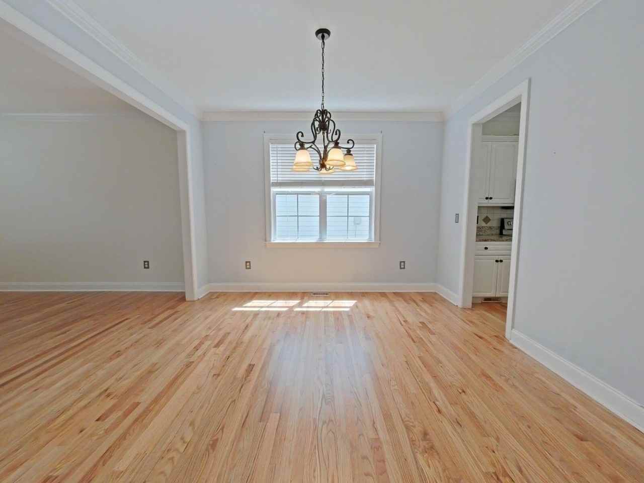 933 Mitchell Ln - Photo 7 of 30