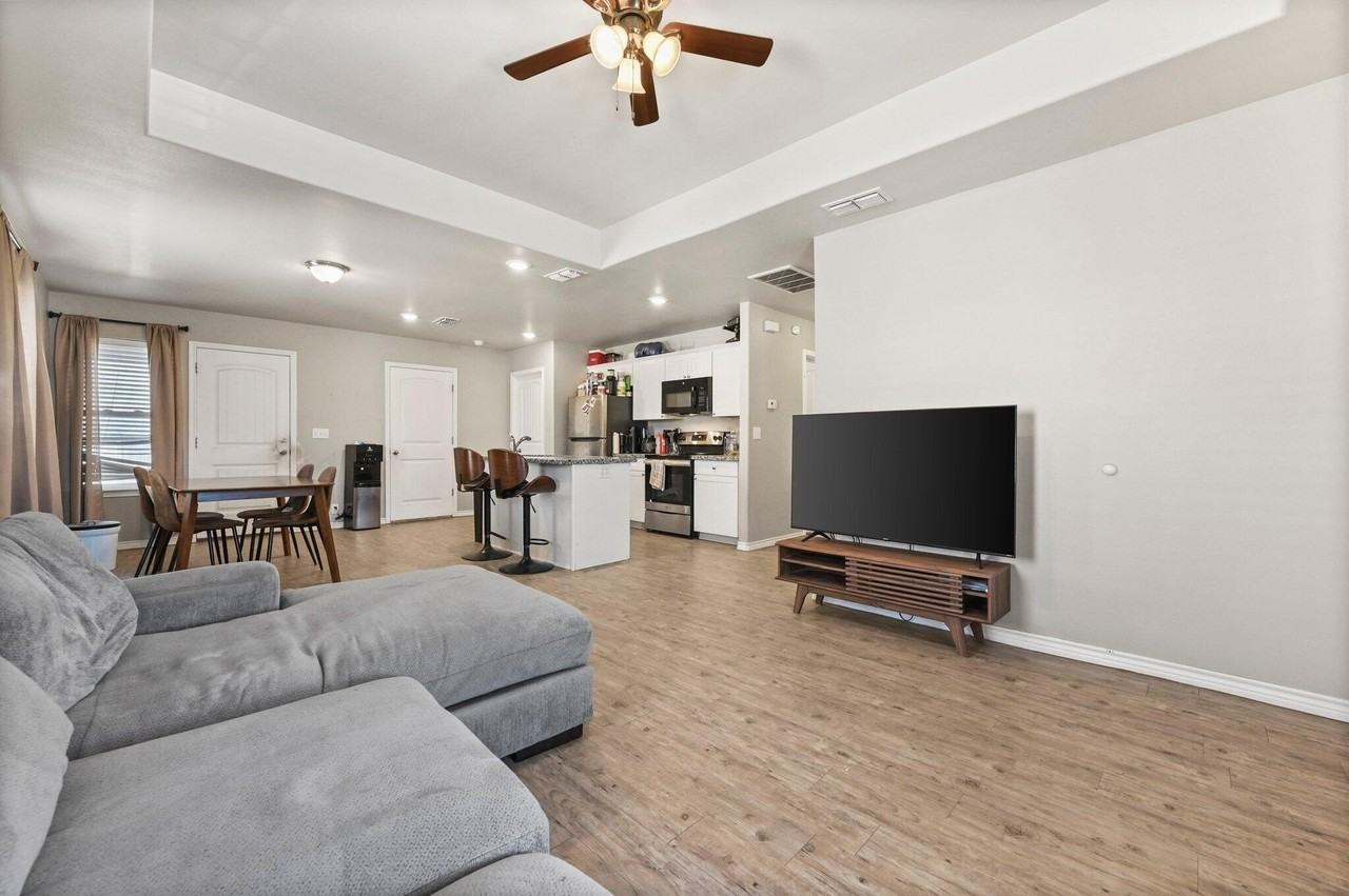 2116 24th St - Photo 4 of 13