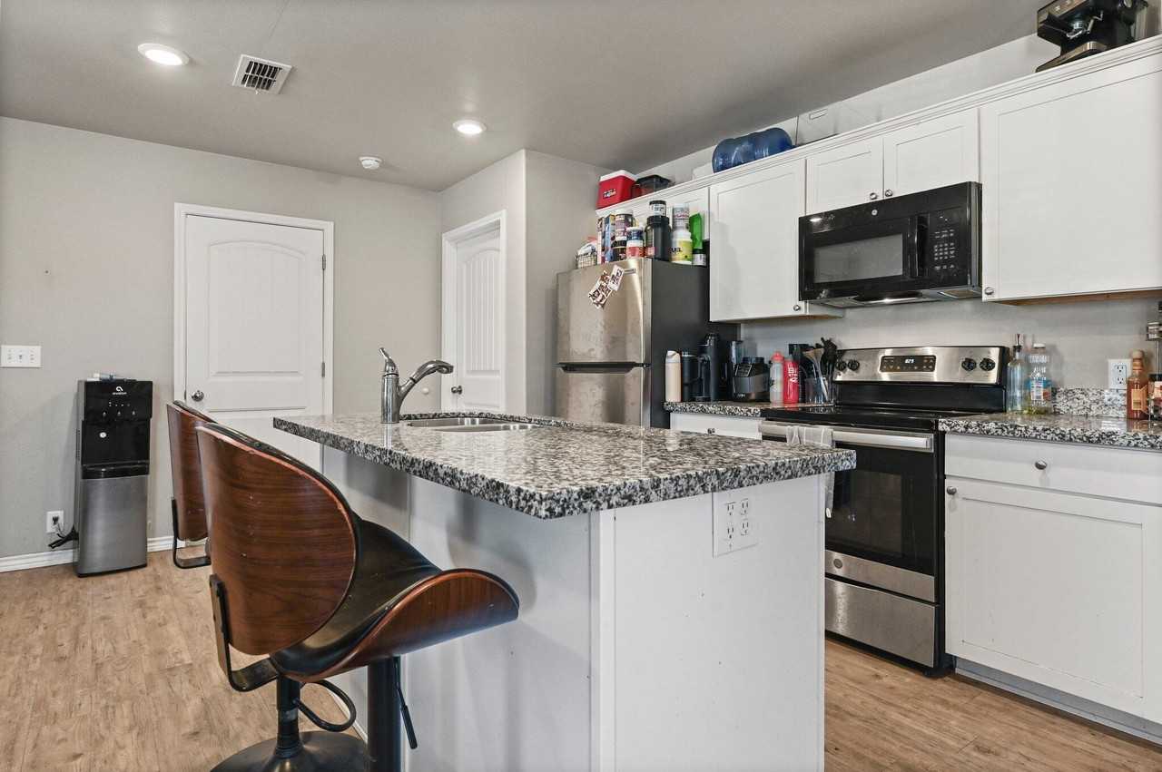 2116 24th St - Photo 5 of 13