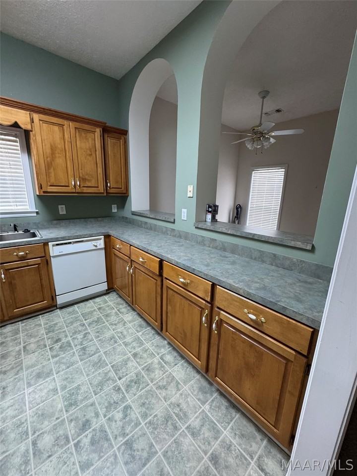 33 Jamestown Loop - Photo 5 of 15