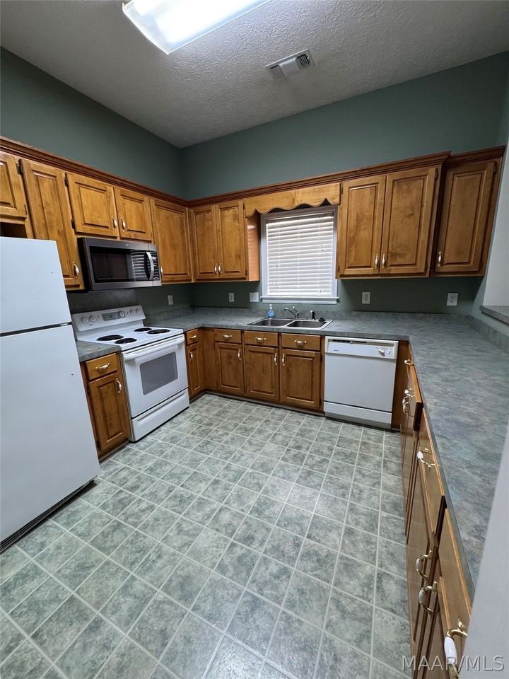 33 Jamestown Loop - Photo 6 of 15