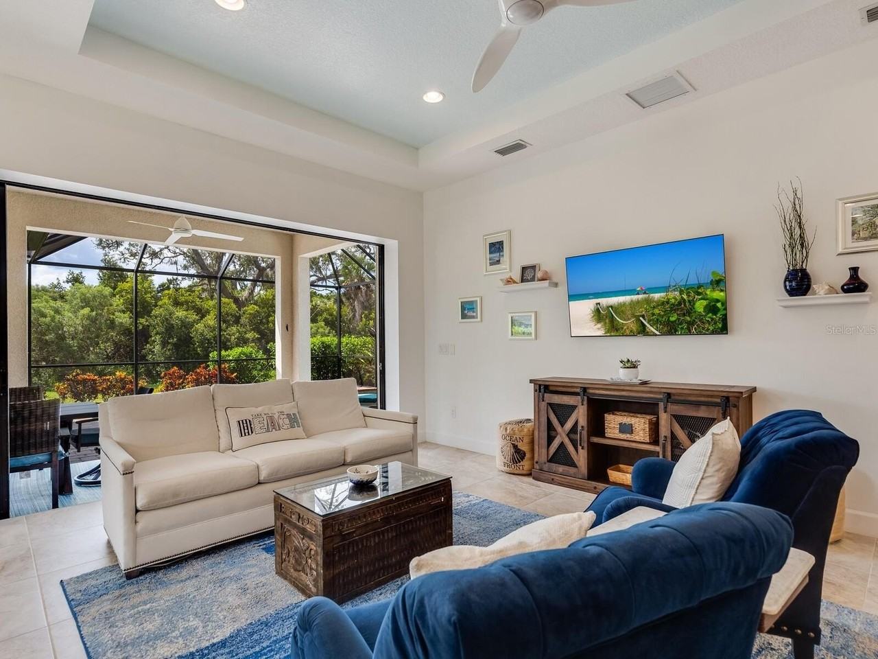 3929 Waypoint Ave - Photo 4 of 50