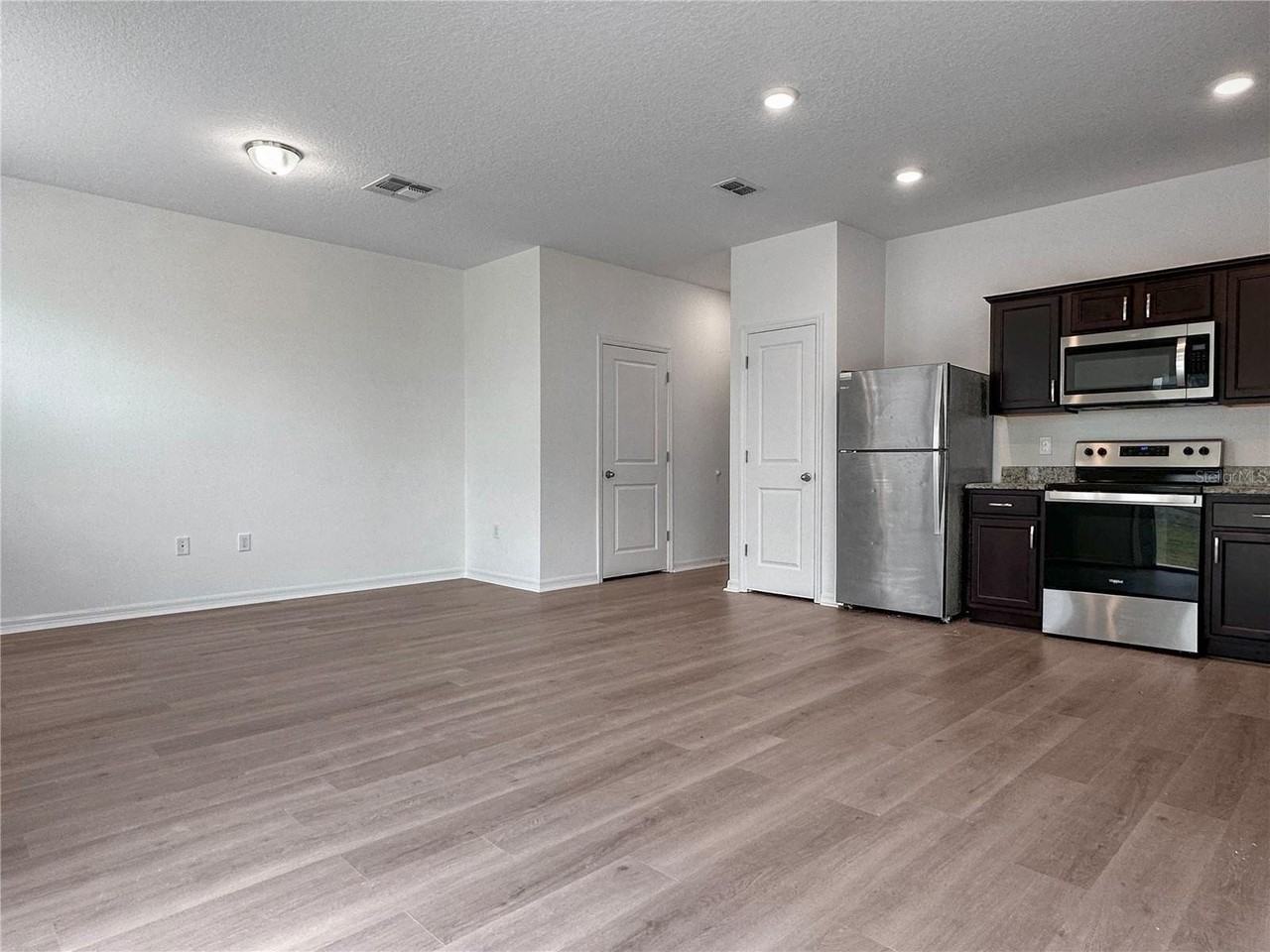 959 Grandin St - Photo 7 of 27